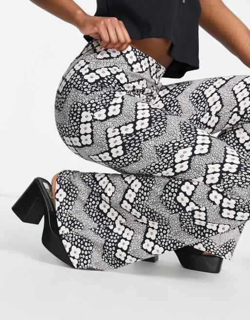 Pantalones monocromáticos de campana con estampado zigzag y de flores de Miss Selfridge, 4 de 4