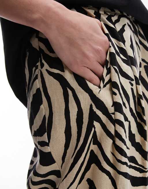 Pantalones monocromáticos de pernera ancha con estampado de cebra de mezcla de lino de Topshop, 5 de 5
