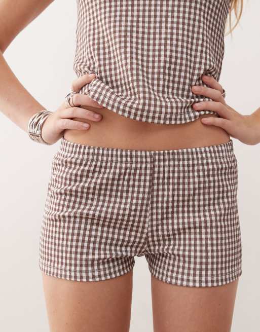 Pantalones muy cortos a cuadros vichy marrón chocolate de tejido texturizado de COLLUSION, 3 de 5