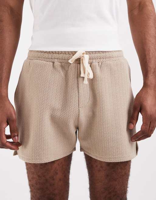 Pantalones muy cortos beis extragrandes de tejido de espiga texturizado en relieve de ASOS DESIGN, 4 de 5