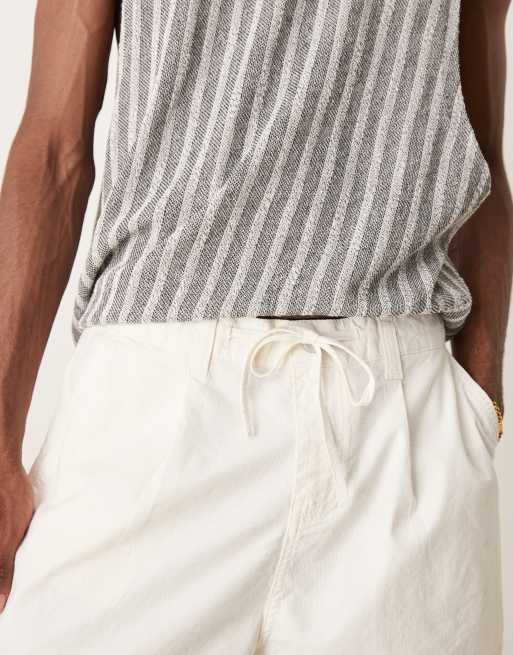 Pantalones muy cortos blancos de pernera ancha con pinzas y cordón ajustable de ASOS DESIGN, 4 de 5