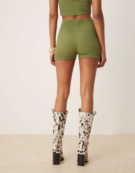 Pantalones muy cortos caquis fruncidos de ASOS DESIGN (parte de un conjunto), 3 de 5