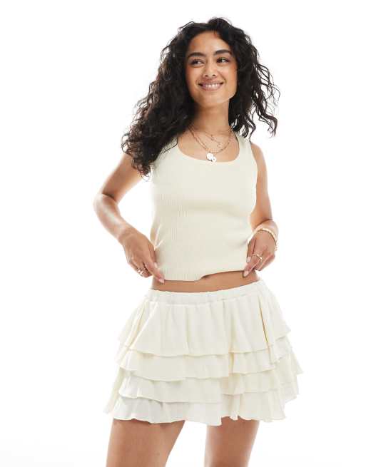 Pantalones muy cortos color crudo de estilo bohemio con volantes de Miss Selfridge