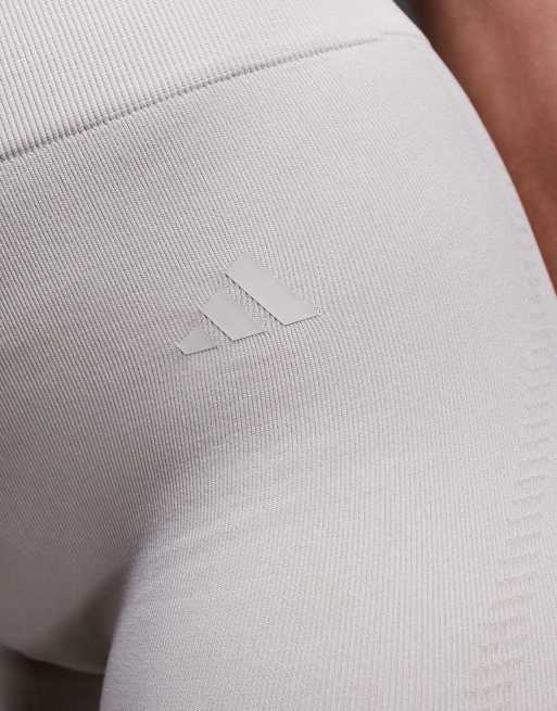 Pantalones muy cortos de 4" marrón claro de punto de adidas Training, 3 de 5