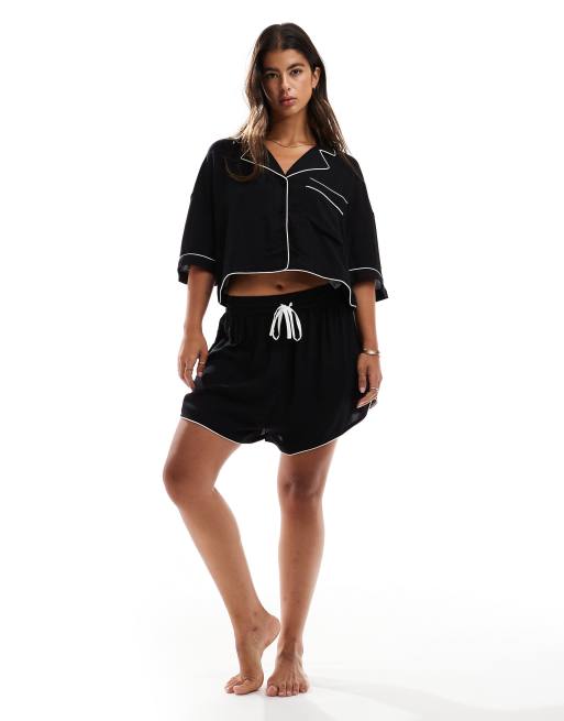 Pantalones muy cortos de pijama negros con ribetes en contraste de ASOS DESIGN