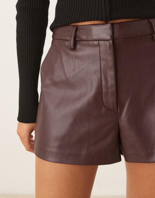 Pantalones muy cortos de poliuretano brillante de ASOS DESIGN, 2 de 5