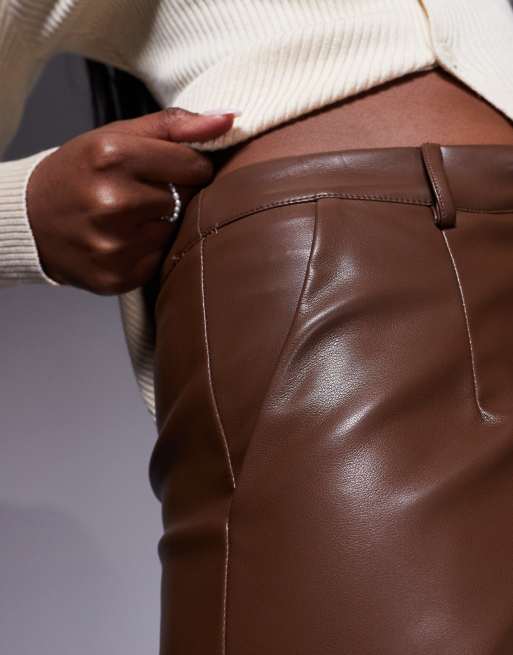 Pantalones muy cortos marrón chocolate de tejido efecto cuero exclusivos de Kaiia (parte de un conjunto), 2 de 5