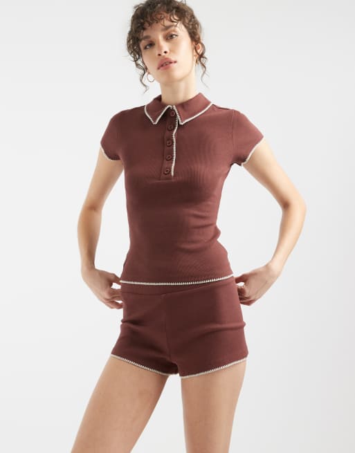 ASOS DESIGN - Conjunto marrón chocolate de pantalones cortos y top asimétrico sin mangas de canalé con pespuntes de festón, 3 de 3