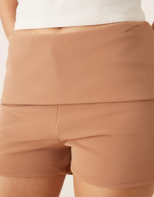 Pantalones muy cortos marrón moca con detalle plegado de canalé de ASOS DESIGN, 2 de 5