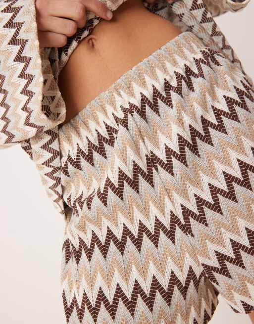 Pantalones muy cortos marrones a rayas chevrón de ASOS DESIGN (parte de un conjunto), 5 de 5
