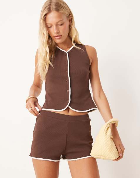 Pantalones muy cortos marrones entallados con ribetes en contraste de ASOS DESIGN (parte de un conjunto) - view 1