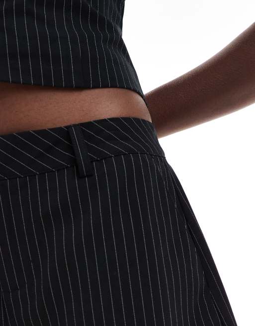 Pantalones muy cortos negros con raya diplomática Izzy de Cotton On (parte de un conjunto) , 5 de 5