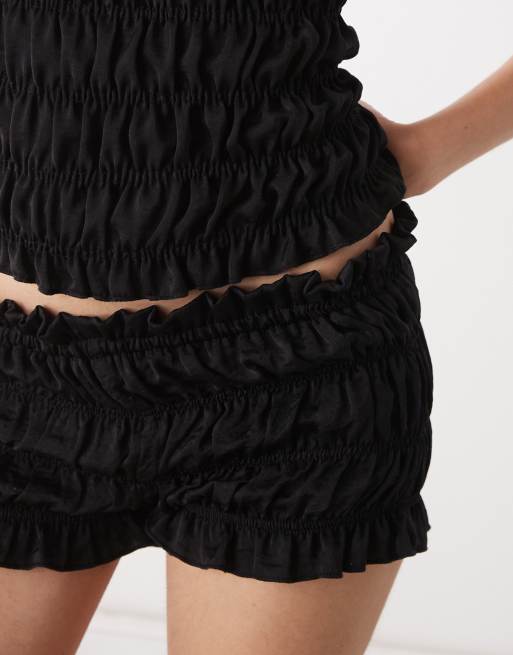 Pantalones muy cortos negros fruncidos de tejido efecto satén de COLLUSION (parte de un conjunto), 3 de 5