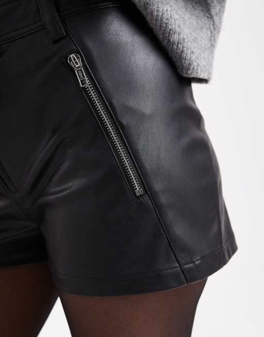 Pantalones muy cortos utilitarios de cuero sintético de ASOS DESIGN, 4 de 5