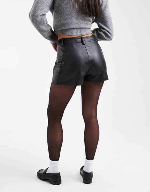 Pantalones muy cortos utilitarios de cuero sintético de ASOS DESIGN, 5 de 5