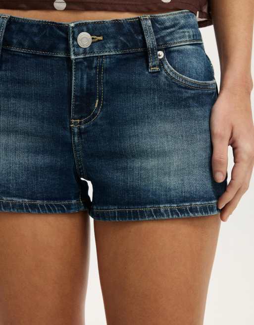 Pantalones muy cortos vaqueros azules de talle bajo de Cotton On, 4 de 4
