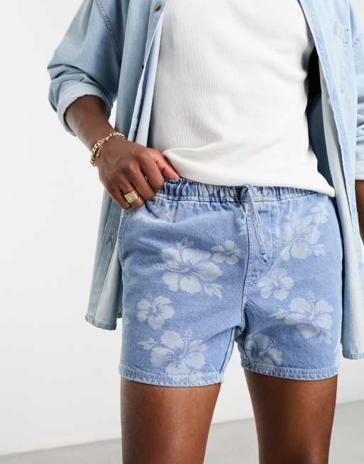 Pantalones muy cortos vaqueros sin cierres con estampado de flores de ASOS DESIGN