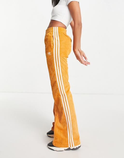 Pantalones naranjas acampanados con diseño de rayas de pana de adidas Originals | ASOS