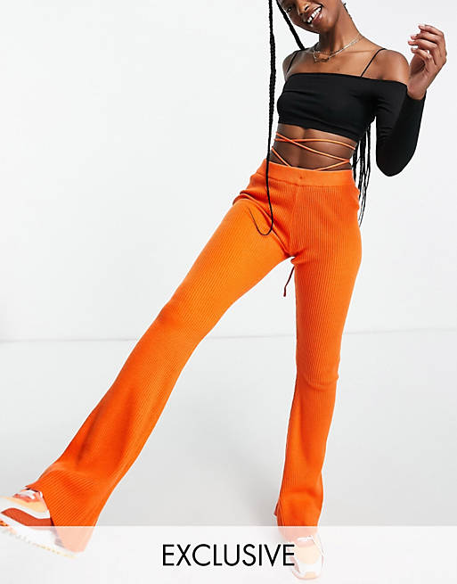 Pantalones naranjas de campana con detalle anudado a la cintura de punto de  COLLUSION