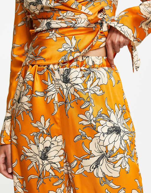 Pantalones naranjas de pernera ancha con estampado floral de satén de ASOS DESIGN (parte de un conjunto) , 3 de 4