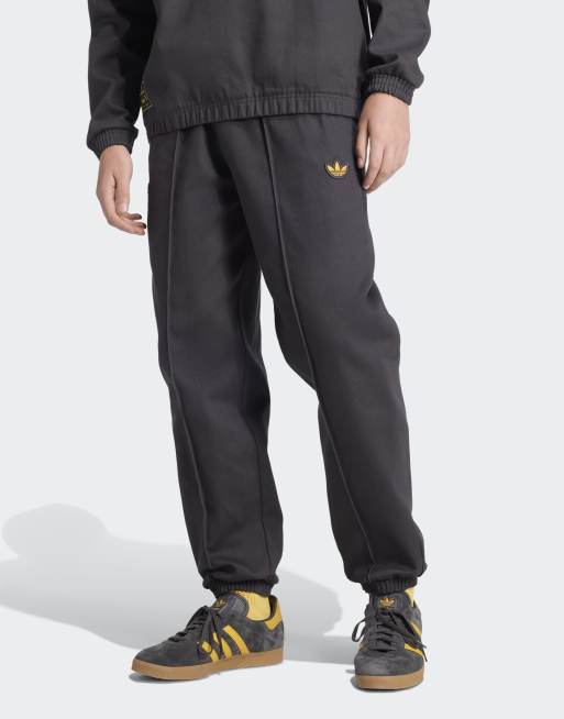 Pantalones negro utilitario con diseño del Manchester United Terrace Icons Drill de adidas Originals