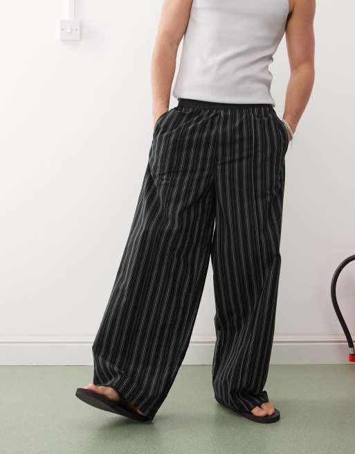 Pantalones negros a rayas beis de corte suelto de Weekday, 2 de 5