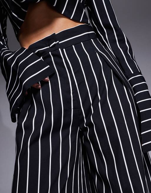 Pantalones negros a rayas blancas de pernera ancha de ASOS LUXE (parte de un conjunto), 3 de 5