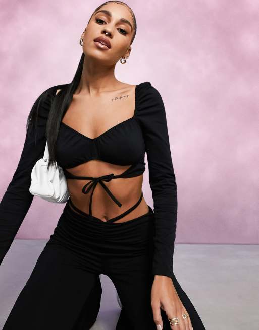 Pantalones negros acampanados de talle bajo con detalle de tira y cintura fruncida de ASOS DESIGN