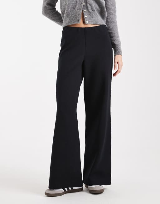 Pantalones negros básicos de pernera ancha de punto interlock de ASOS DESIGN, 2 de 5