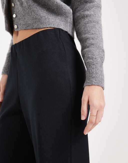Pantalones negros básicos de pernera ancha de punto interlock de ASOS DESIGN, 5 de 5