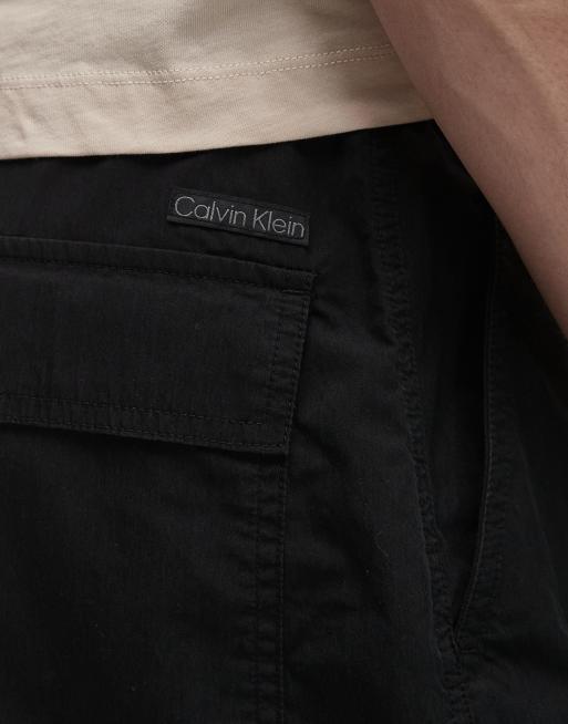 Pantalones negros cargo con cordón ajustable de Calvin Klein Jeans, 3 de 5