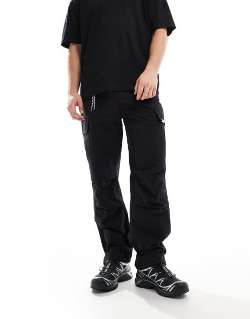 Pantalones negros cargo con detalle de bolsillos grandes de Sixth June