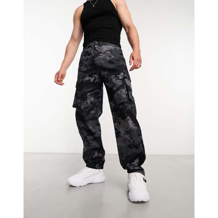 Pantalones negros cargo con estampado de camuflaje de adidas Originals