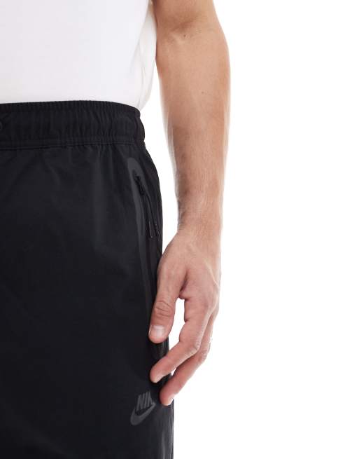 Pantalones negros con abertura en el bajo Tech Woven de Nike, 3 de 5