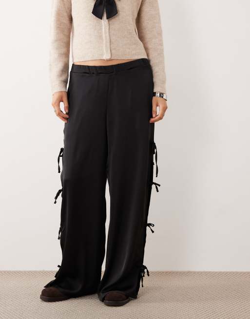 Pantalones negros con detalle de lazada de satén de Noisy May, 2 de 5