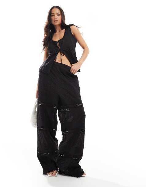 Pantalones negros con diseño de paneles cosidos y bordado inglés de ASOS DESIGN (parte de un conjunto) - view 1