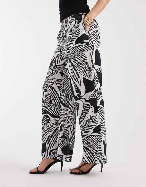 Pantalones negros con diseño estampado de tejido efecto lino de River Island (parte de un conjunto) , 2 de 5