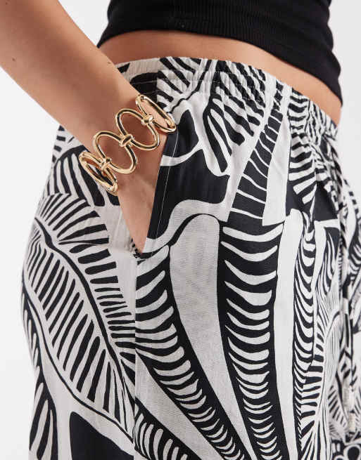 Pantalones negros con diseño estampado de tejido efecto lino de River Island (parte de un conjunto) , 4 de 5