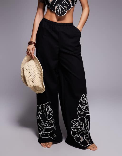 Pantalones negros con diseño tropical calado Jasmine Beach de ASOS DESIGN, 3 de 5