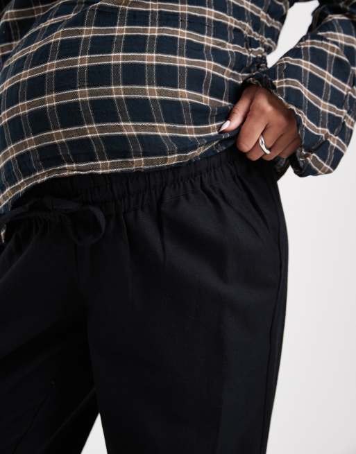 Pantalones negros con lazada en la cintura de tejido efecto lino de Mamalicious Maternity, 5 de 5