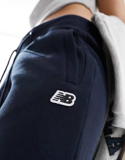 Pantalones negros con logo pequeño NB de New Balance, 3 de 5