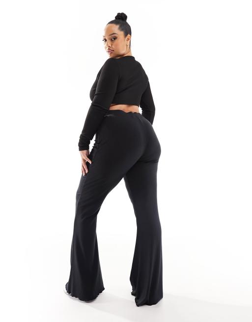 Pantalones negros de campana con bajos ondulados de canalé de ASOS DESIGN Curve, 4 de 4