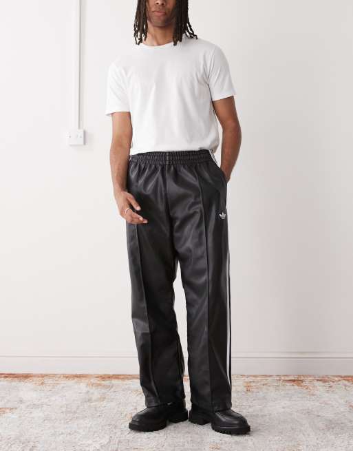 Pantalones negros de corte ancho de cuero sintético de adidas Originals x Jeremy Scott