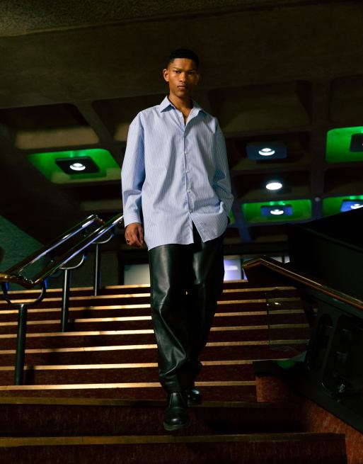 Pantalones negros de corte ancho de cuero sintético de Topman