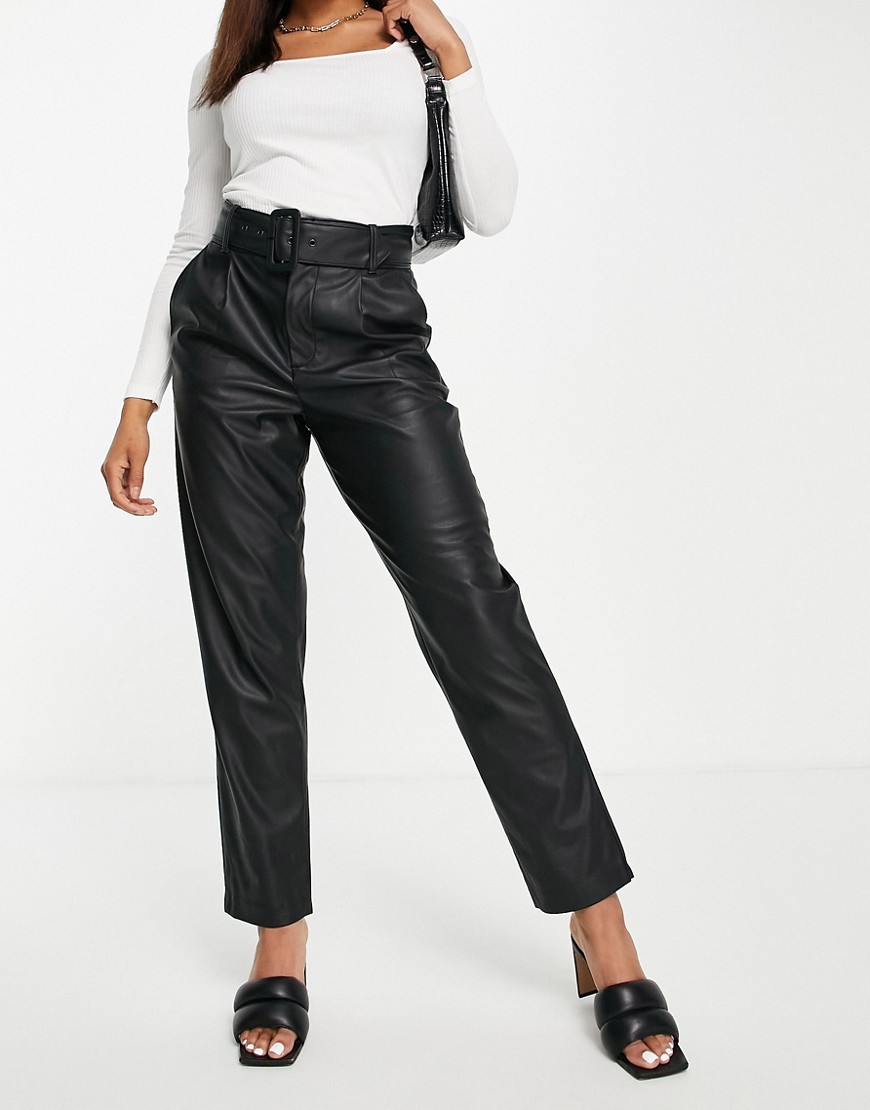 pantalones negros de corte cigarette con cinturón incorporado de cuero sintético de vero moda