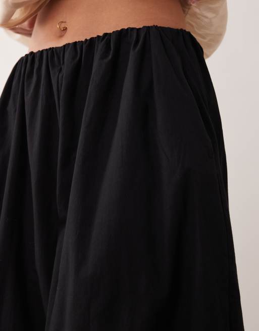 Pantalones negros de corte globo de algodón de ASOS DESIGN, 2 de 5