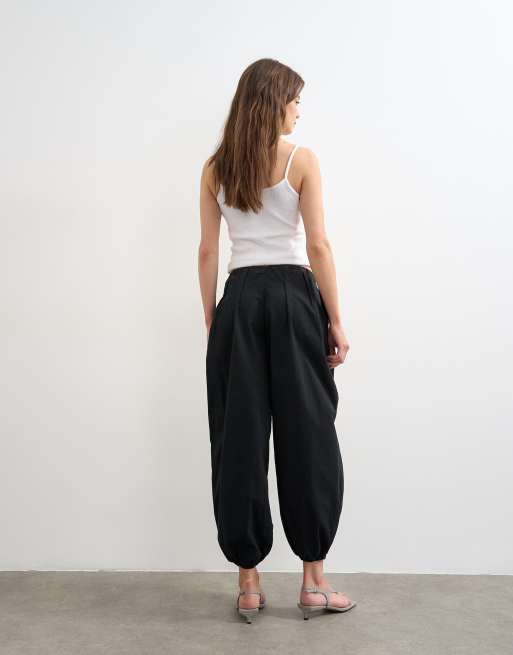Pantalones negros de corte globo de popelina de Topshop, 4 de 5