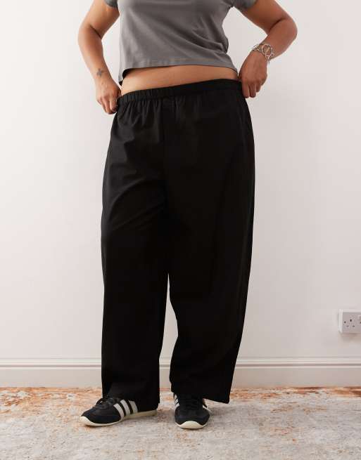 Pantalones negros de corte globo holgado de tejido liso de COLLUSION Plus, 2 de 5