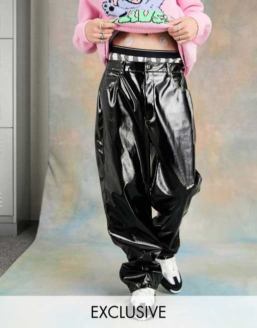 Pantalones negros de corte holgado estilo años 90 de vinilo de COLLUSION 