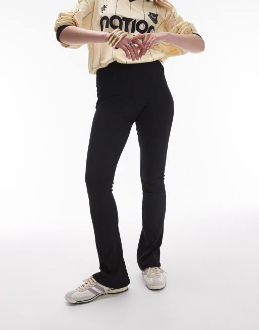 Pantalones negros de corte pitillo acampanado de canalé de Topshop Petite, 2 de 5